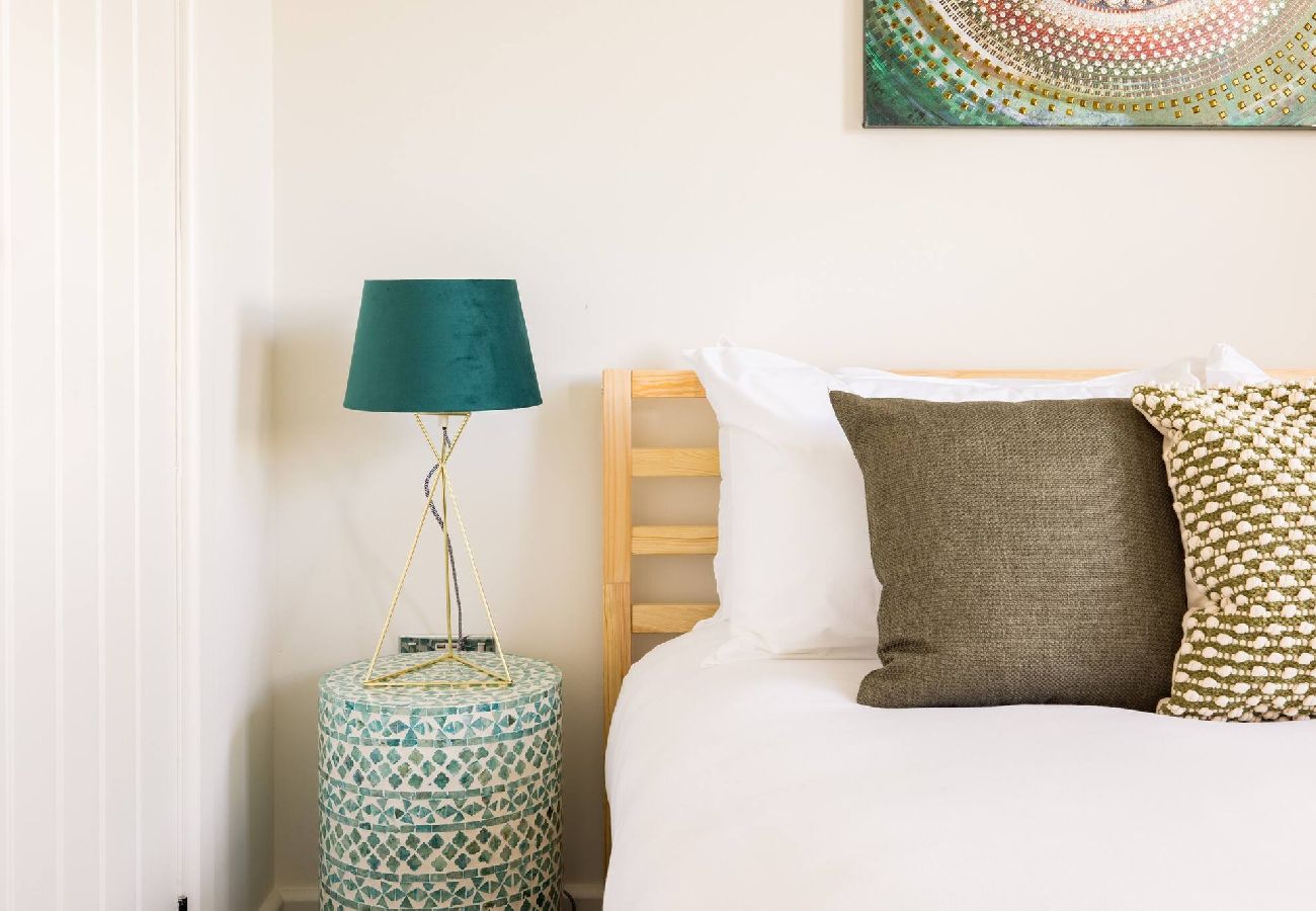 Apartment in London - Chic Retreat by Wild Roses - D 