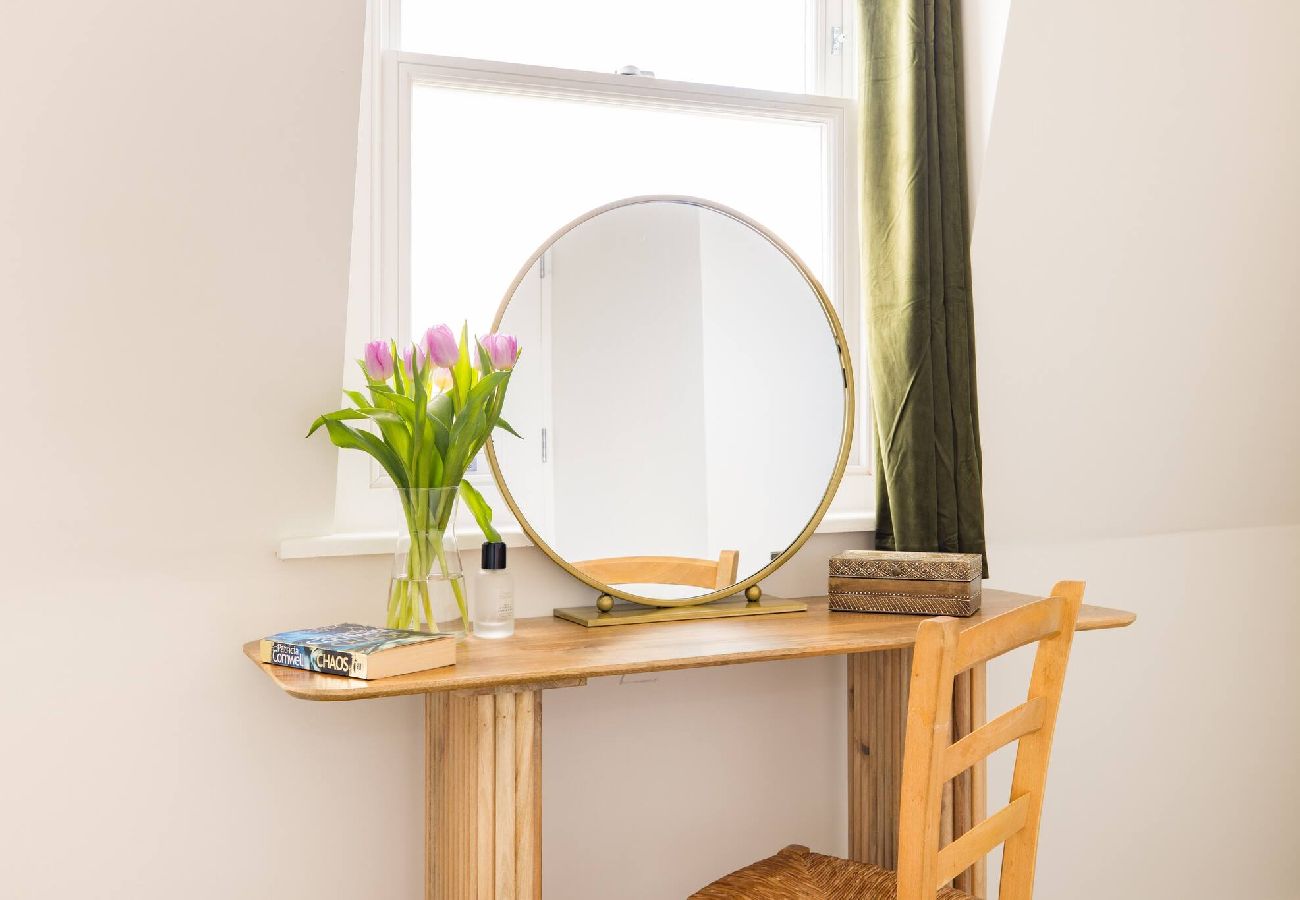 Apartment in London - Chic Retreat by Wild Roses - D 