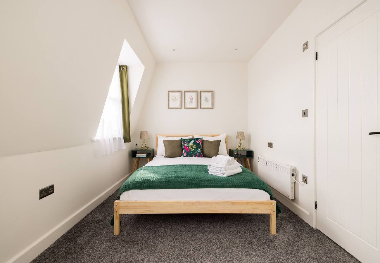 Apartment in London - Chic Retreat by Wild Roses - D 