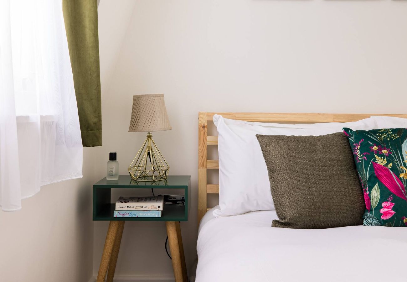 Apartment in London - Chic Retreat by Wild Roses - D 