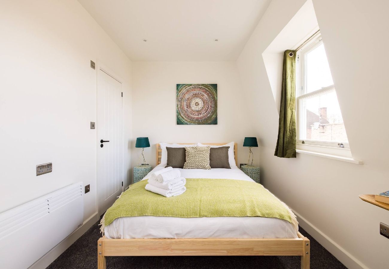 Apartment in London - Chic Retreat by Wild Roses - D 