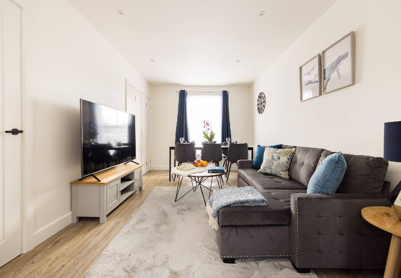 Apartment in London - Chic Retreat by Wild Roses - D 