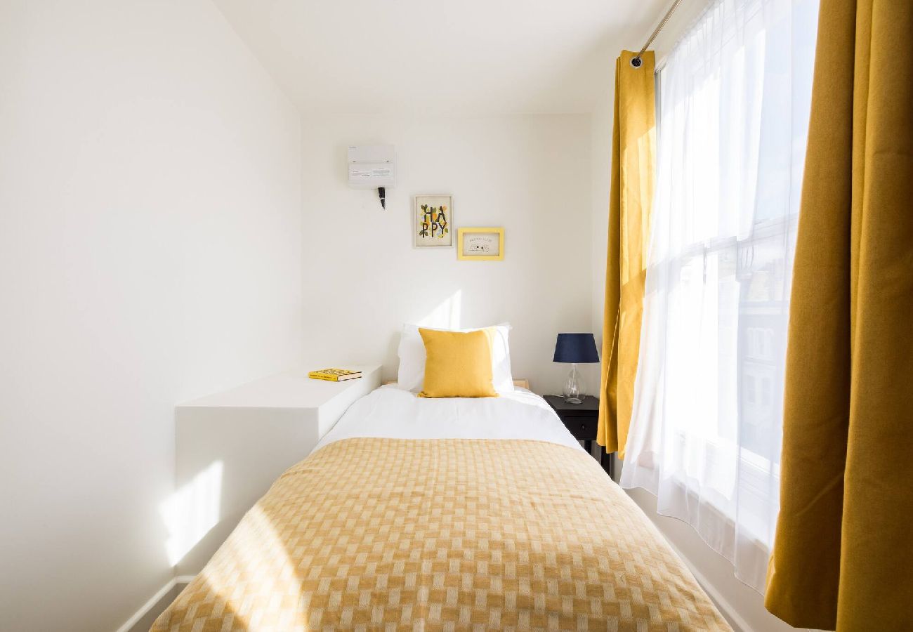Apartment in London - Chic Retreat by Wild Roses - D 
