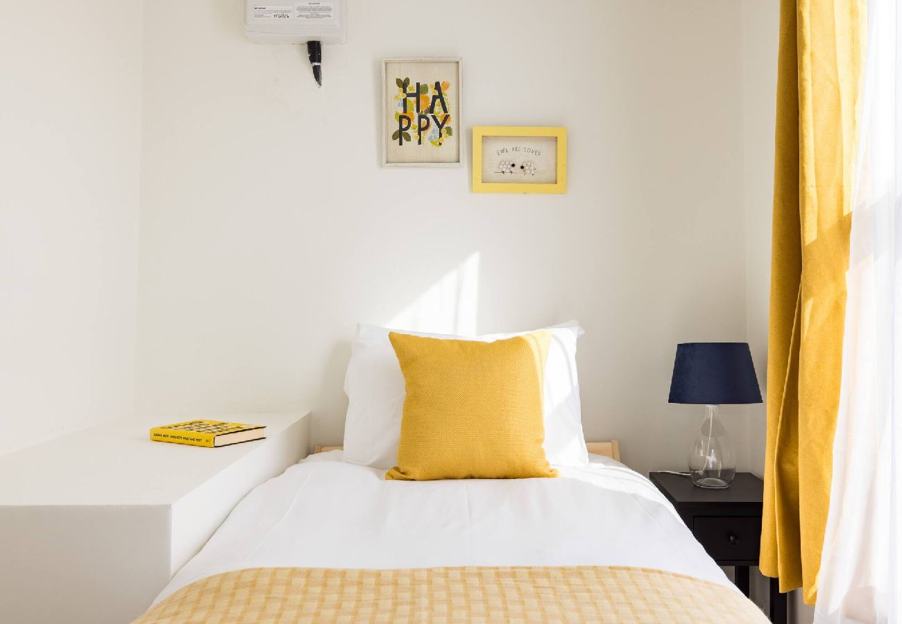Apartment in London - Chic Retreat by Wild Roses - D 