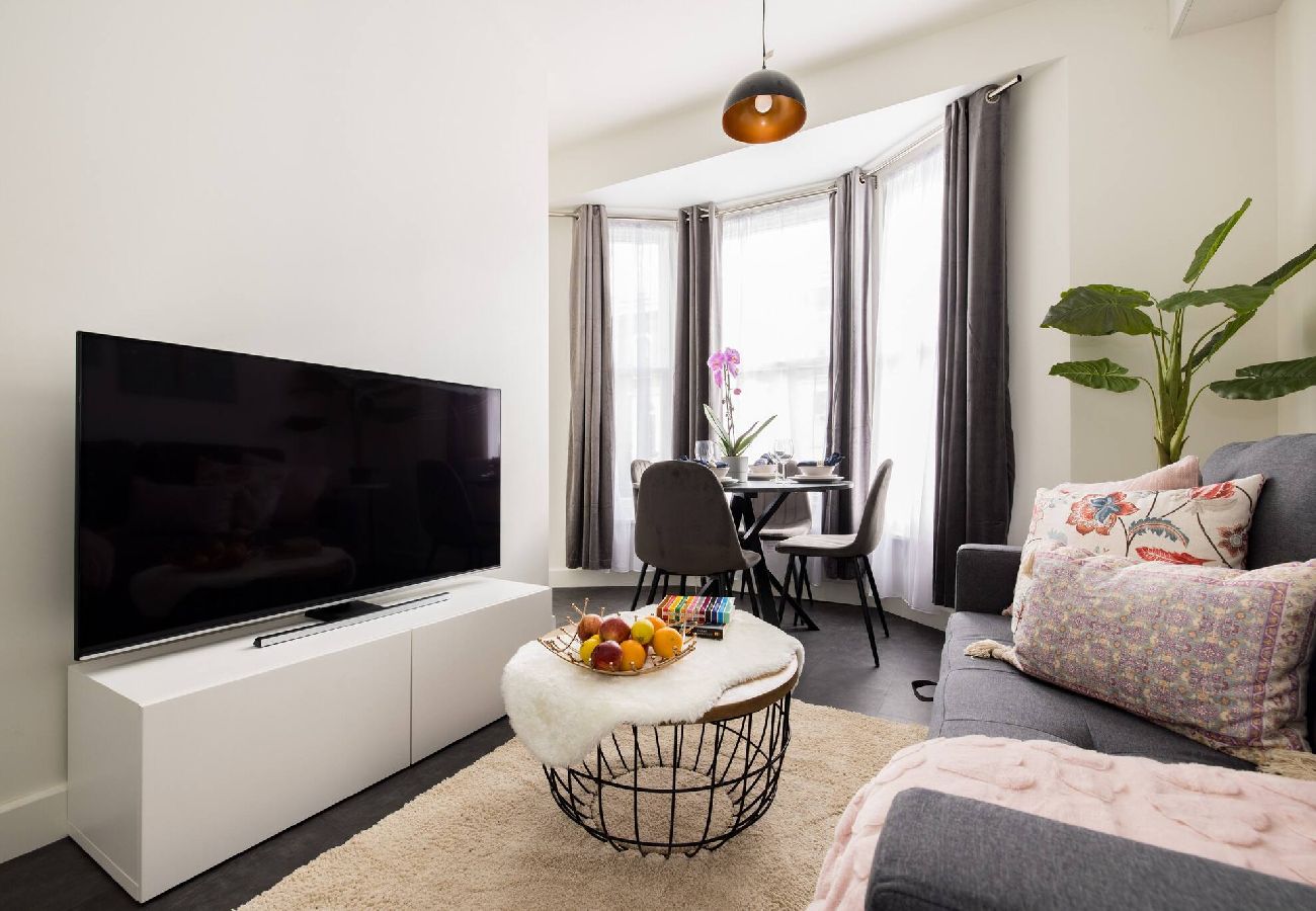 Apartment in London - Chic Retreat by Wild Roses - B 