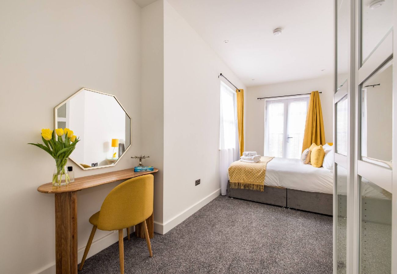 Apartment in London - Chic Retreat by Wild Roses - B 