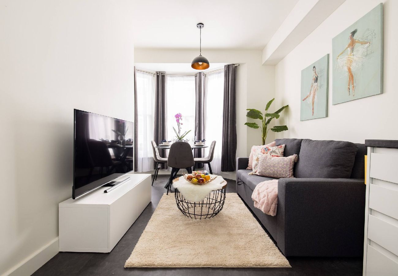 Apartment in London - Chic Retreat by Wild Roses - B 
