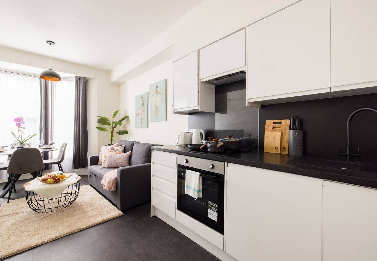 Apartment in London - Chic Retreat by Wild Roses - B 