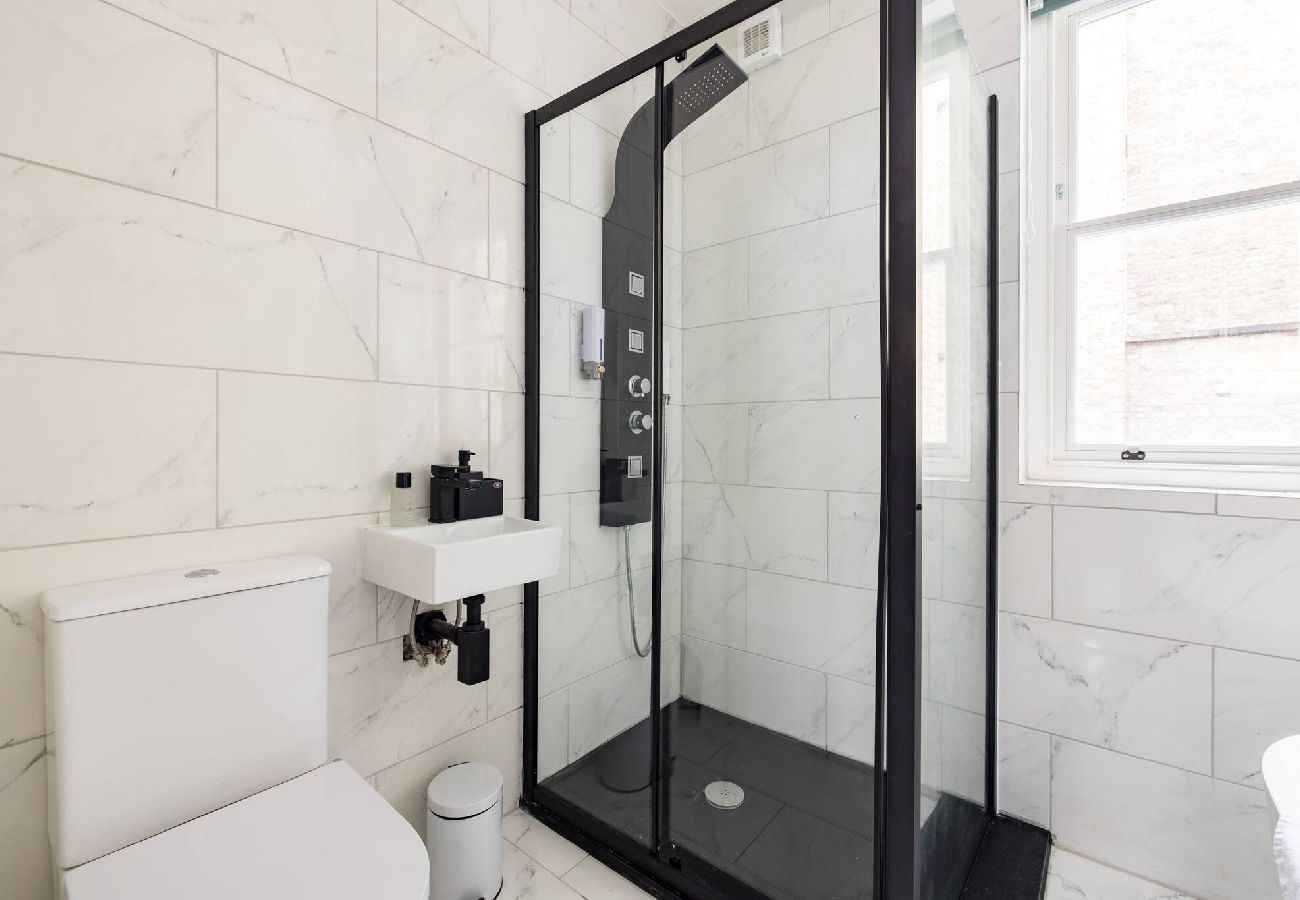 Apartment in London - Chic Retreat by Wild Roses - B 