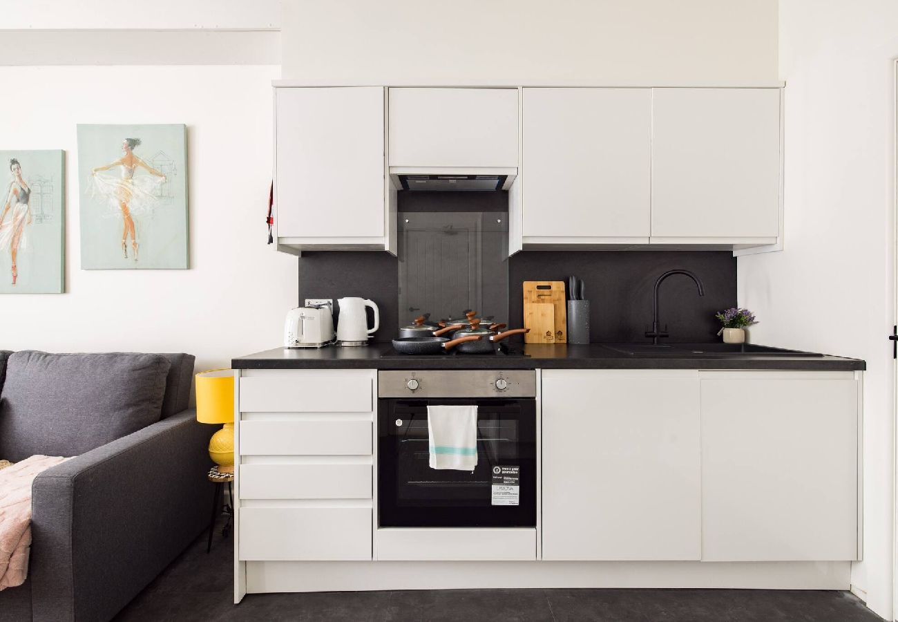 Apartment in London - Chic Retreat by Wild Roses - B 