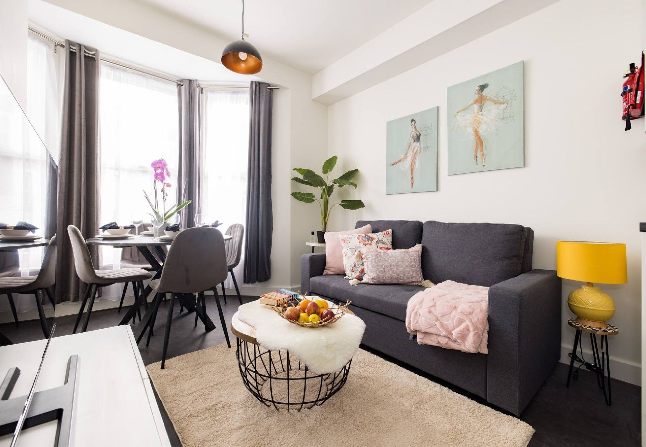 Apartment in London - Chic Retreat by Wild Roses - B 