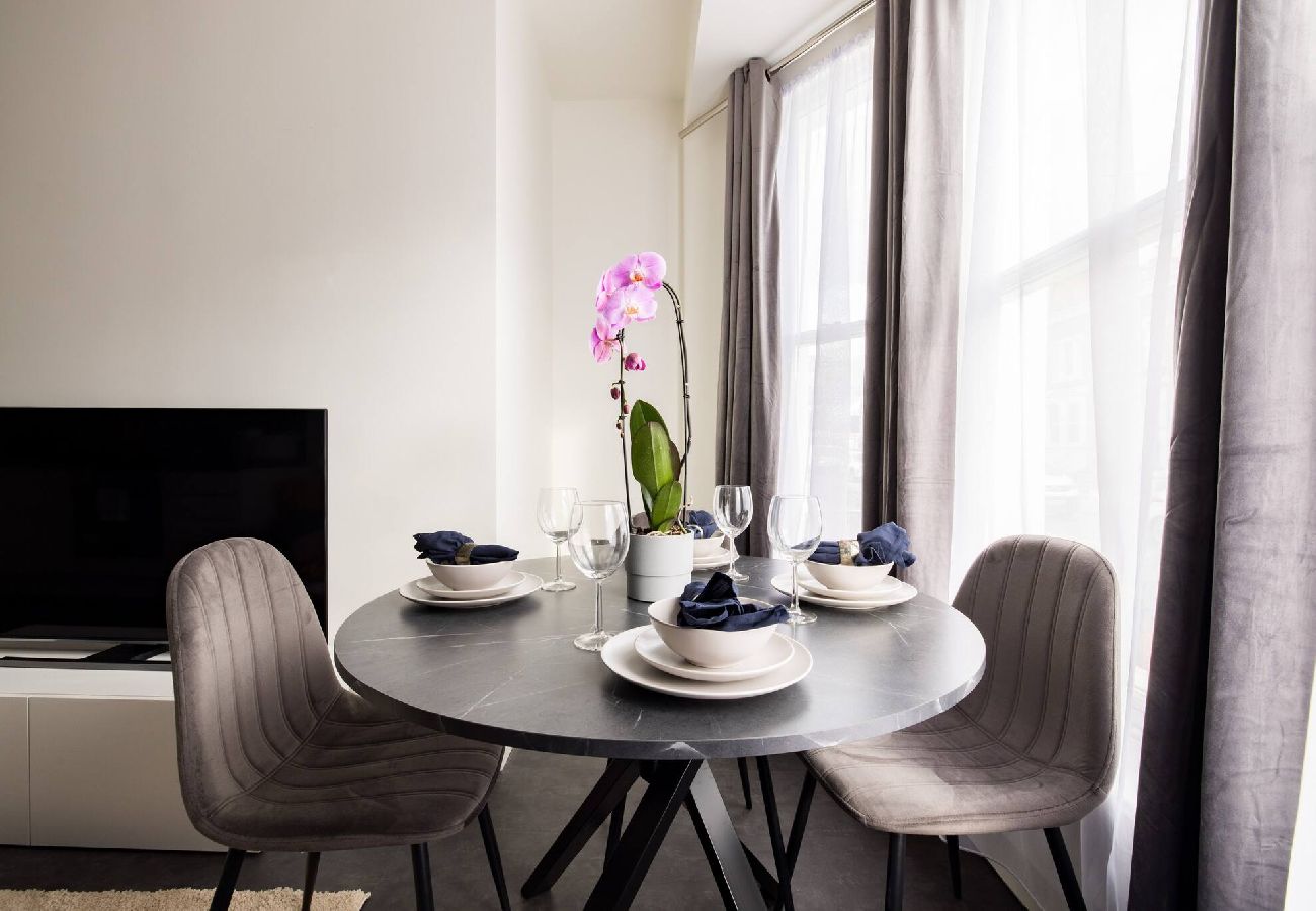 Apartment in London - Chic Retreat by Wild Roses - B 
