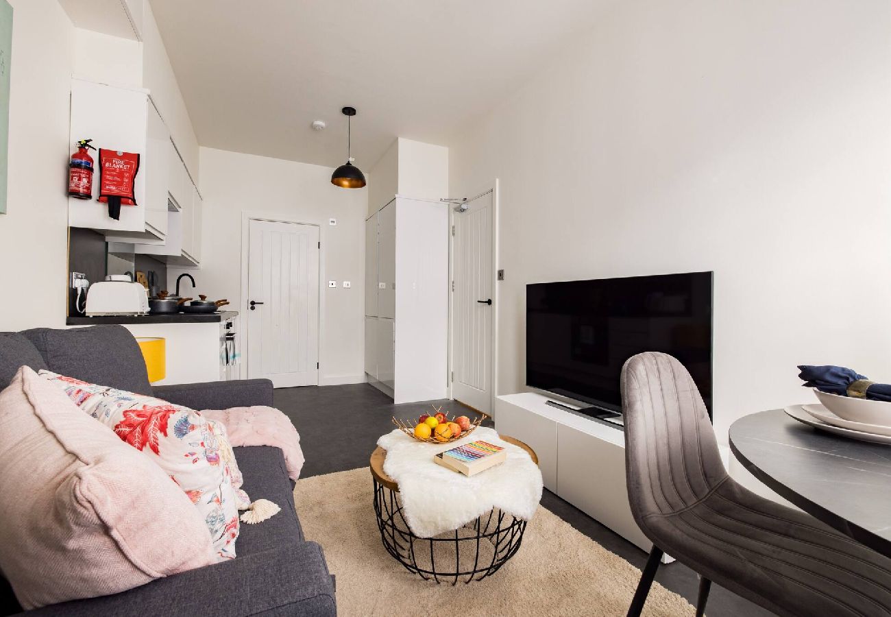 Apartment in London - Chic Retreat by Wild Roses - B 