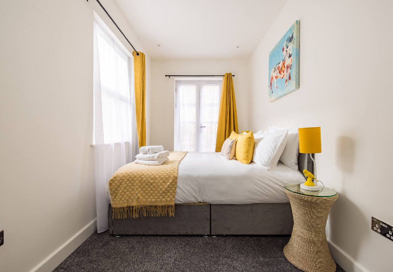 Apartment in London - Chic Retreat by Wild Roses - B 