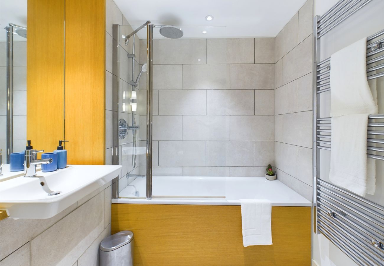 Apartment in Canning Town - Stylish Royal Docks Apartment by Wild Roses