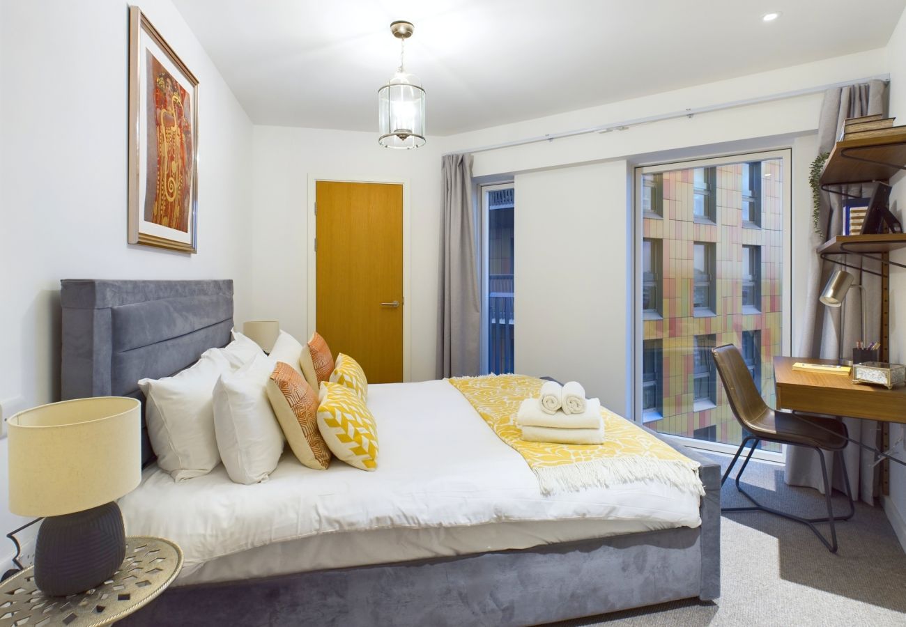 Apartment in Canning Town - Stylish Royal Docks Apartment by Wild Roses