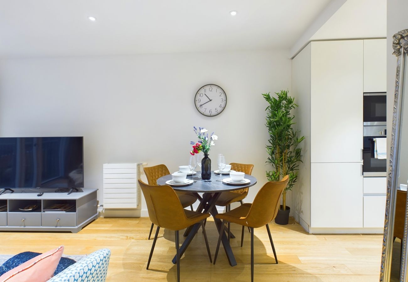 Apartment in Canning Town - Stylish Royal Docks Apartment by Wild Roses