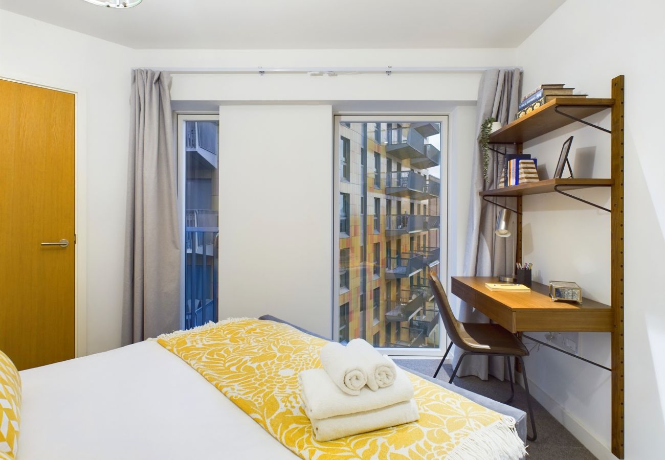 Apartment in Canning Town - Stylish Royal Docks Apartment by Wild Roses