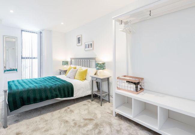 Apartment in London - Bermondsey Hideaway | Sleeps 8 | Wild Roses