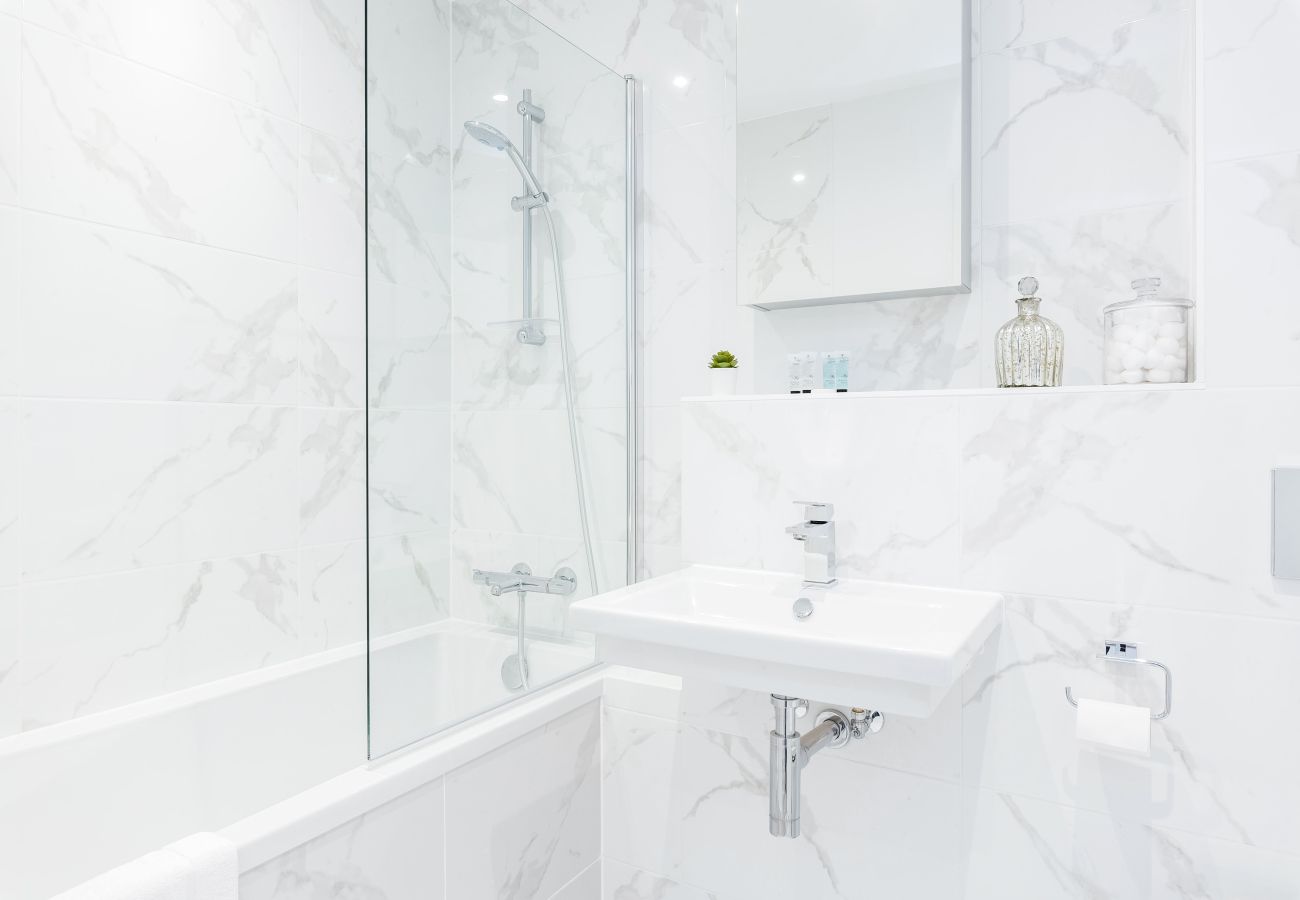 Apartment in London - Bermondsey Hideaway | Sleeps 8 | Wild Roses