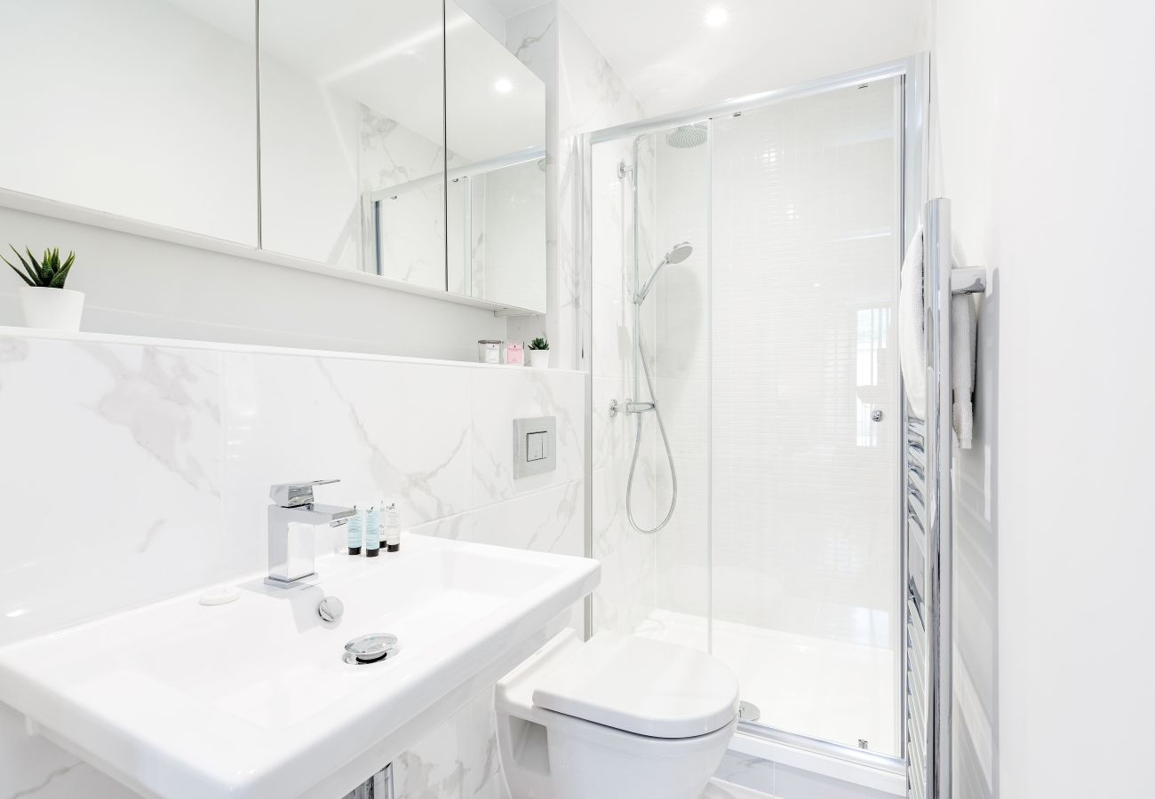 Apartment in London - Bermondsey Hideaway | Sleeps 8 | Wild Roses