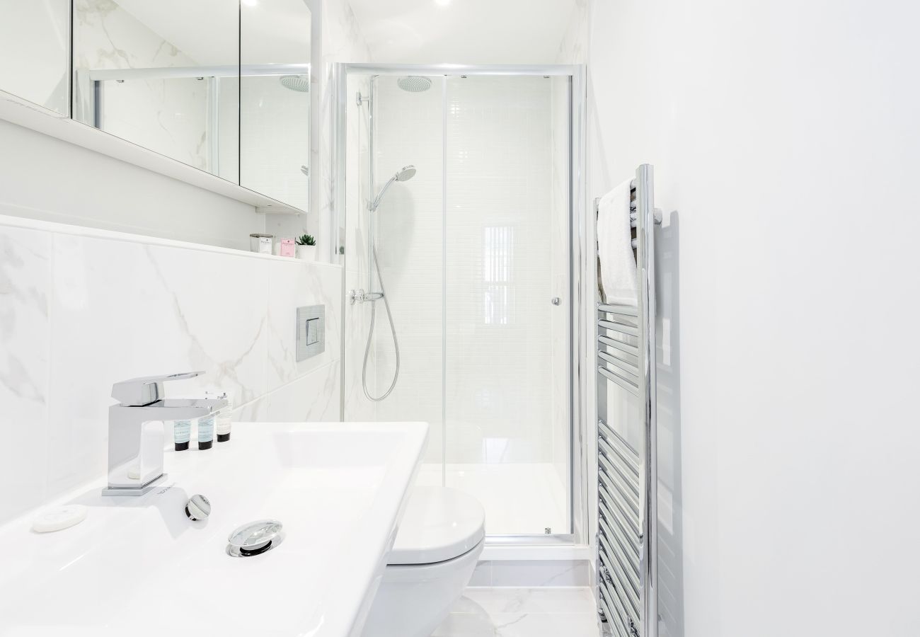 Apartment in London - Bermondsey Hideaway | Sleeps 8 | Wild Roses