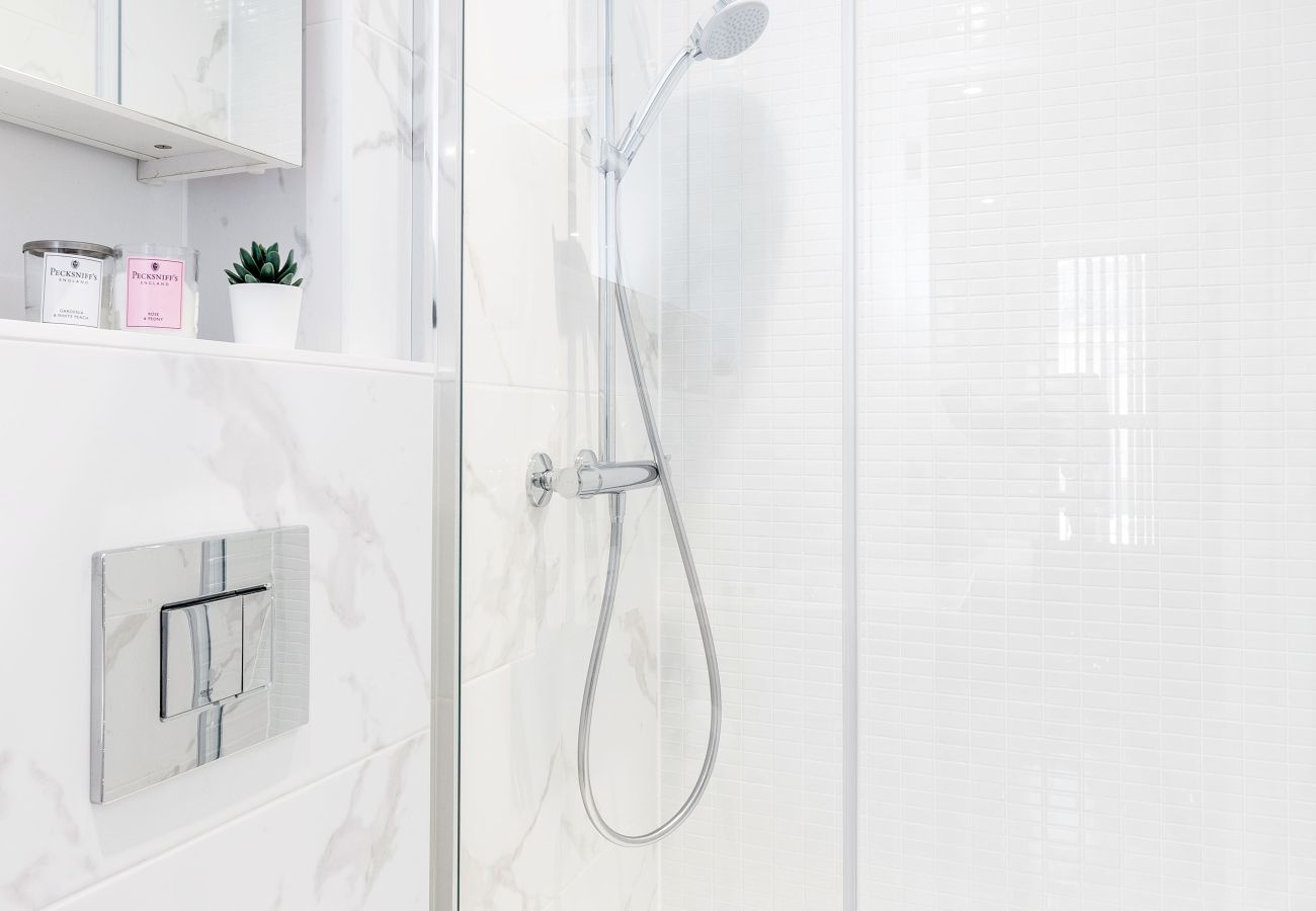 Apartment in London - Bermondsey Hideaway | Sleeps 8 | Wild Roses