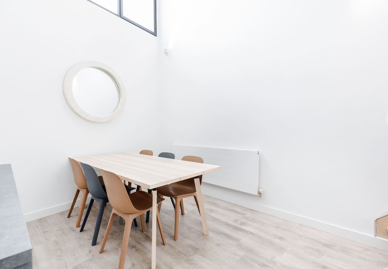 Apartment in London - Bermondsey Hideaway | Sleeps 8 | Wild Roses