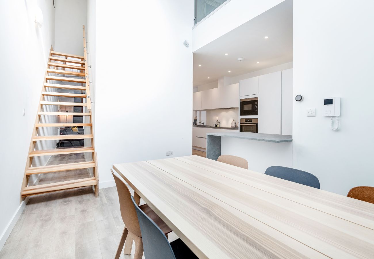 Apartment in London - Bermondsey Hideaway | Sleeps 8 | Wild Roses