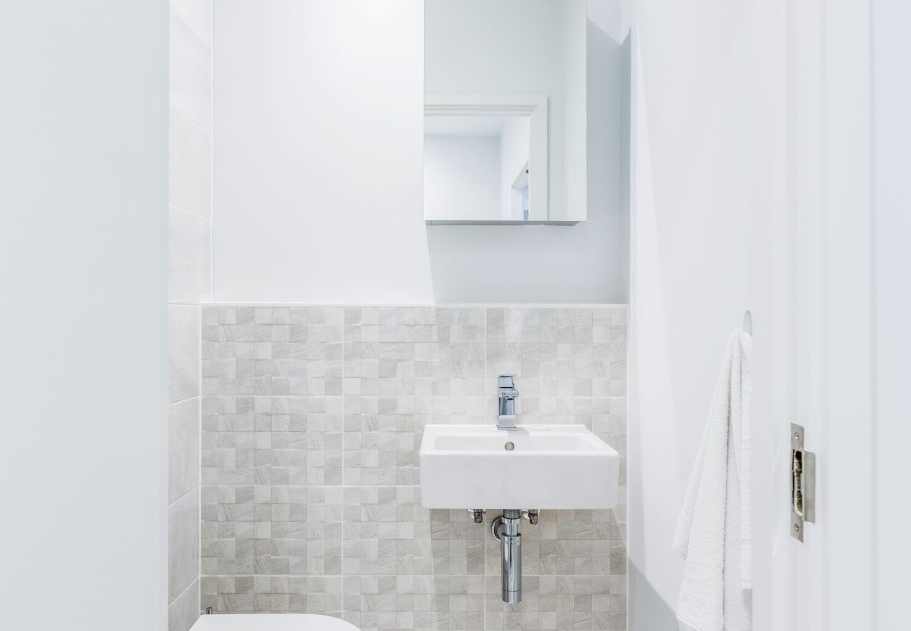 Apartment in London - Bermondsey Hideaway | Sleeps 8 | Wild Roses