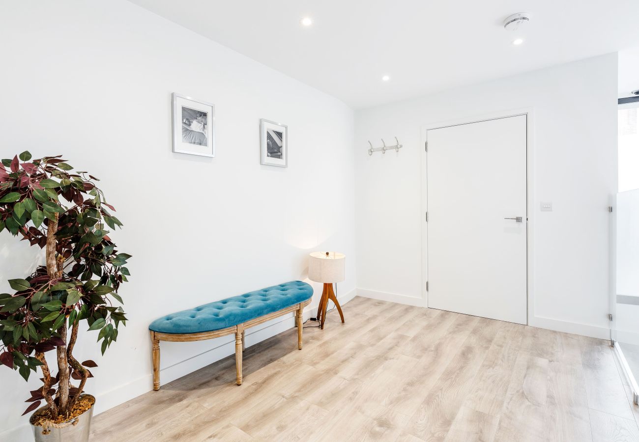 Apartment in London - Bermondsey Hideaway | Sleeps 8 | Wild Roses