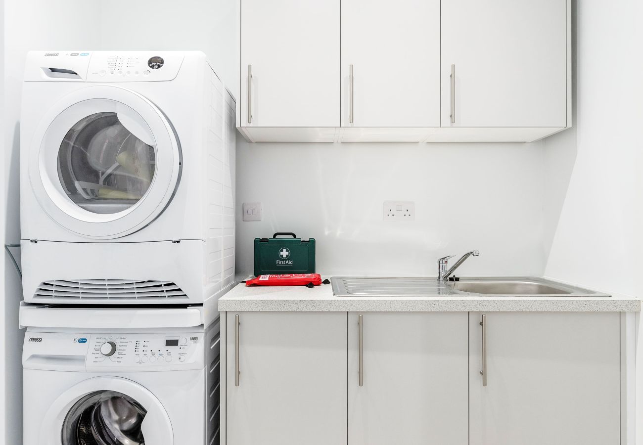 Apartment in London - Bermondsey Hideaway | Sleeps 8 | Wild Roses