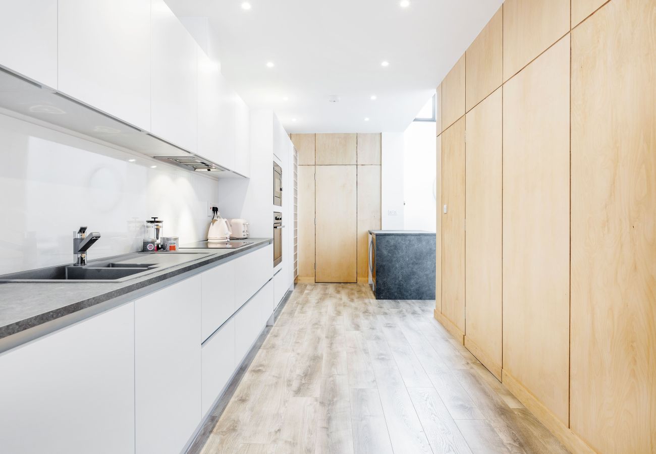 Apartment in London - Bermondsey Hideaway | Sleeps 8 | Wild Roses