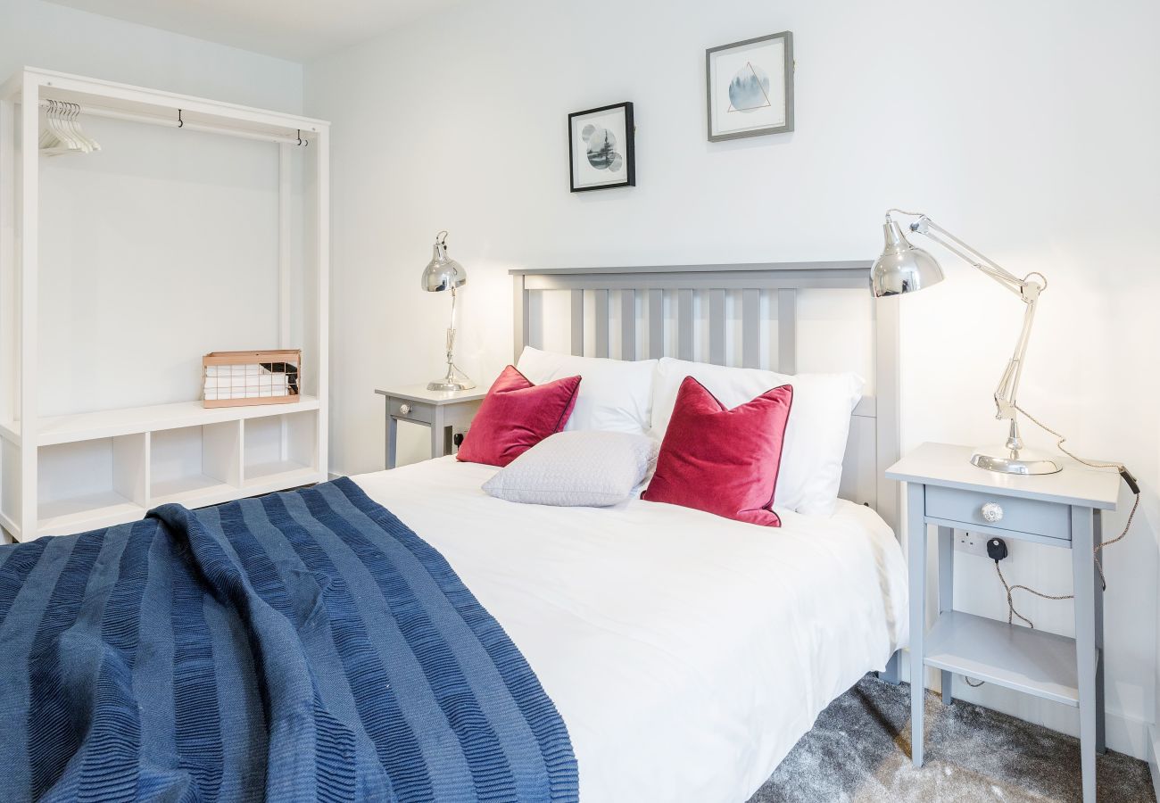 Apartment in London - Bermondsey Hideaway | Sleeps 8 | Wild Roses