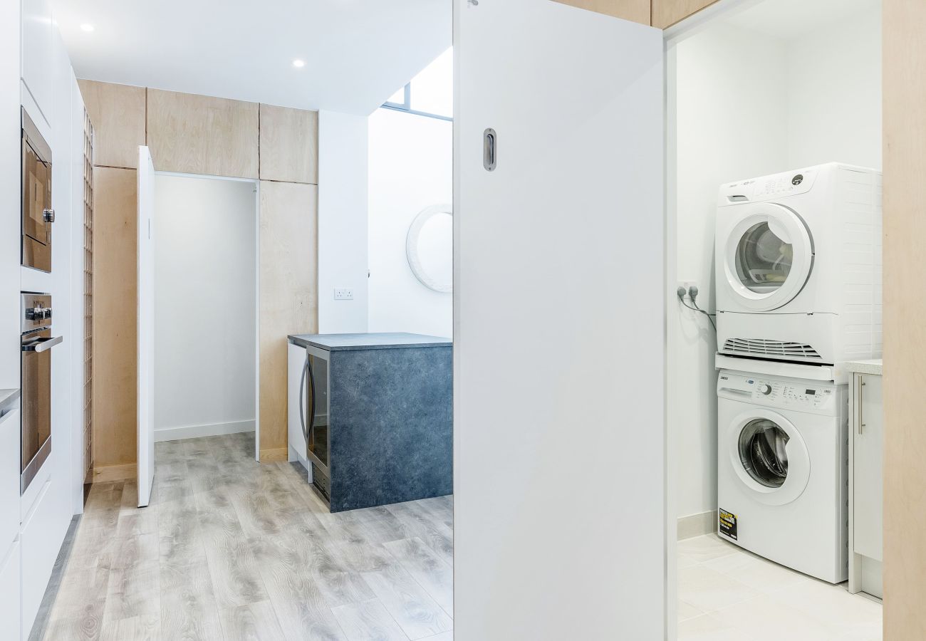 Apartment in London - Bermondsey Hideaway | Sleeps 8 | Wild Roses