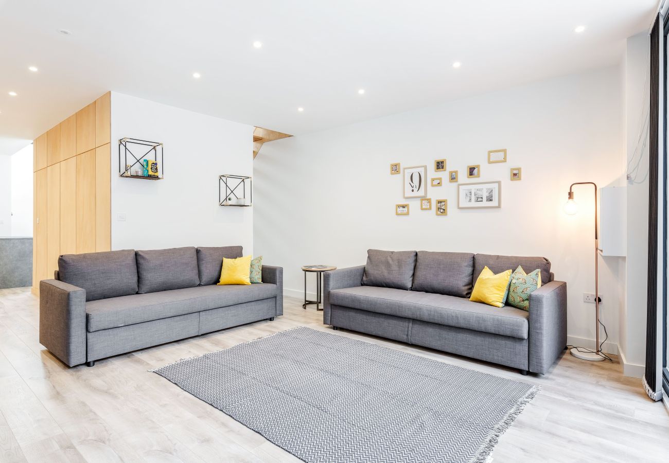 Apartment in London - Bermondsey Hideaway | Sleeps 8 | Wild Roses