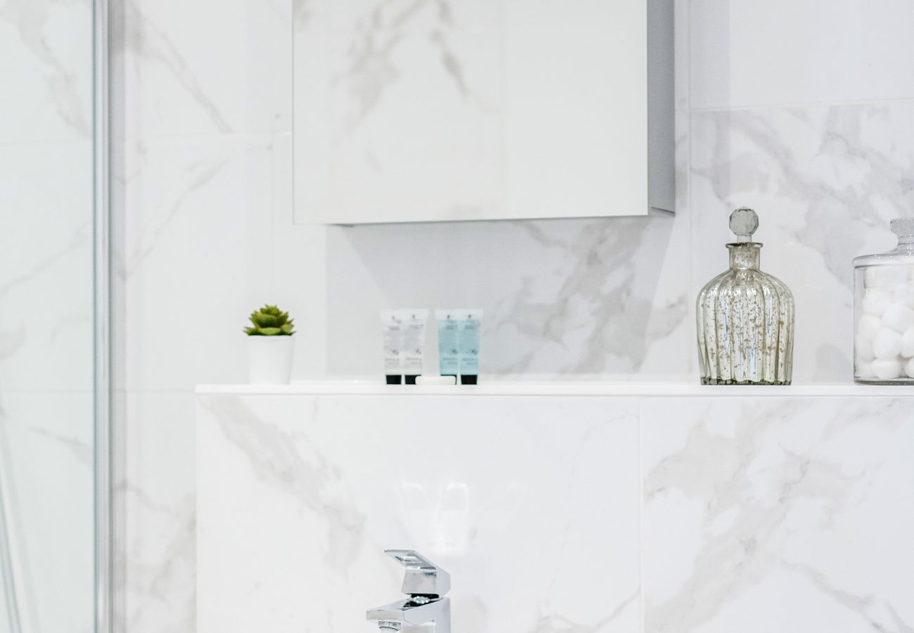 Apartment in London - Bermondsey Hideaway | Sleeps 8 | Wild Roses