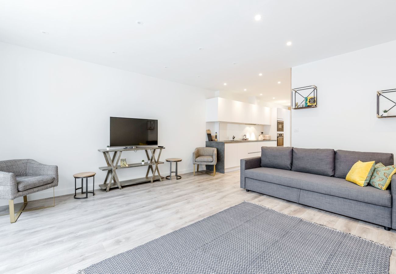 Apartment in London - Bermondsey Hideaway | Sleeps 8 | Wild Roses