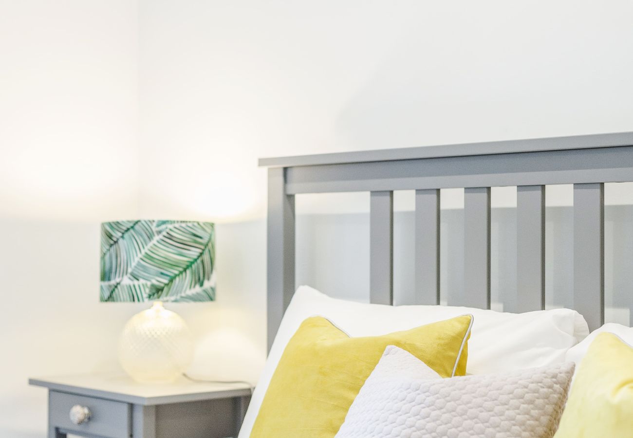 Apartment in London - Bermondsey Hideaway | Sleeps 8 | Wild Roses