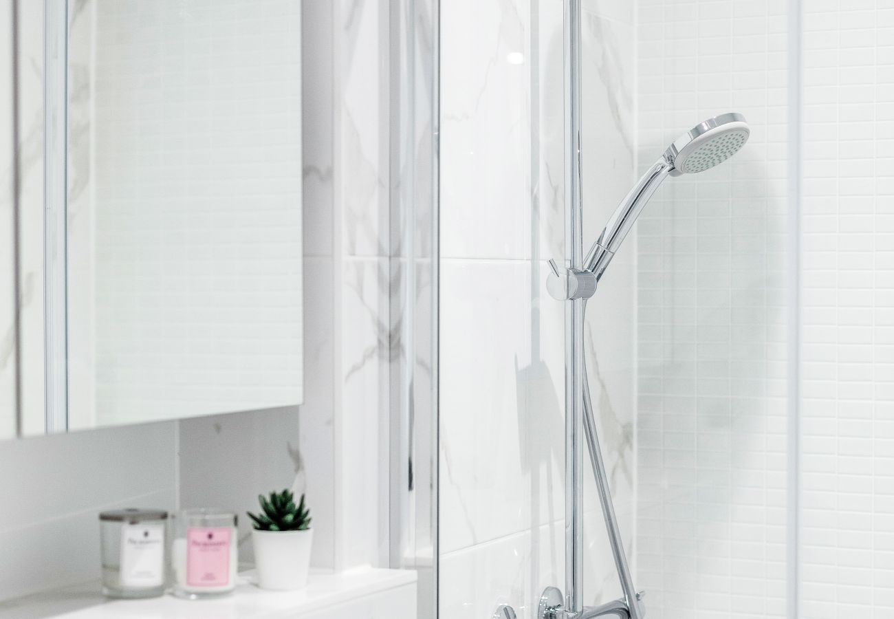 Apartment in London - Bermondsey Hideaway | Sleeps 8 | Wild Roses