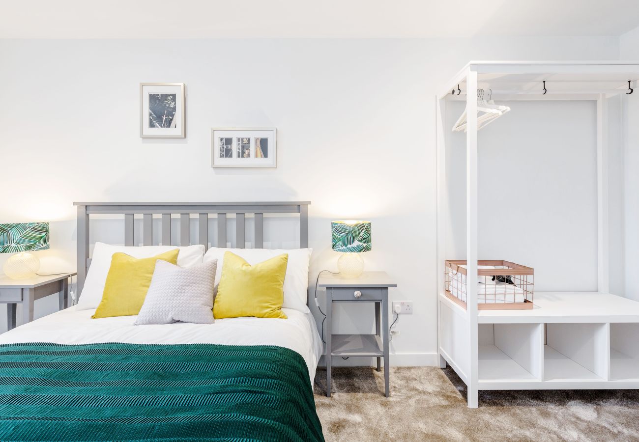 Apartment in London - Bermondsey Hideaway | Sleeps 8 | Wild Roses