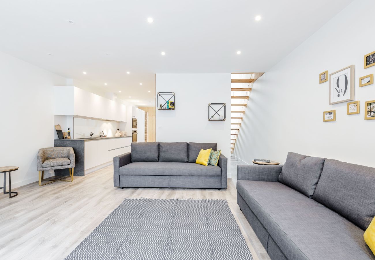 Apartment in London - Bermondsey Hideaway | Sleeps 8 | Wild Roses