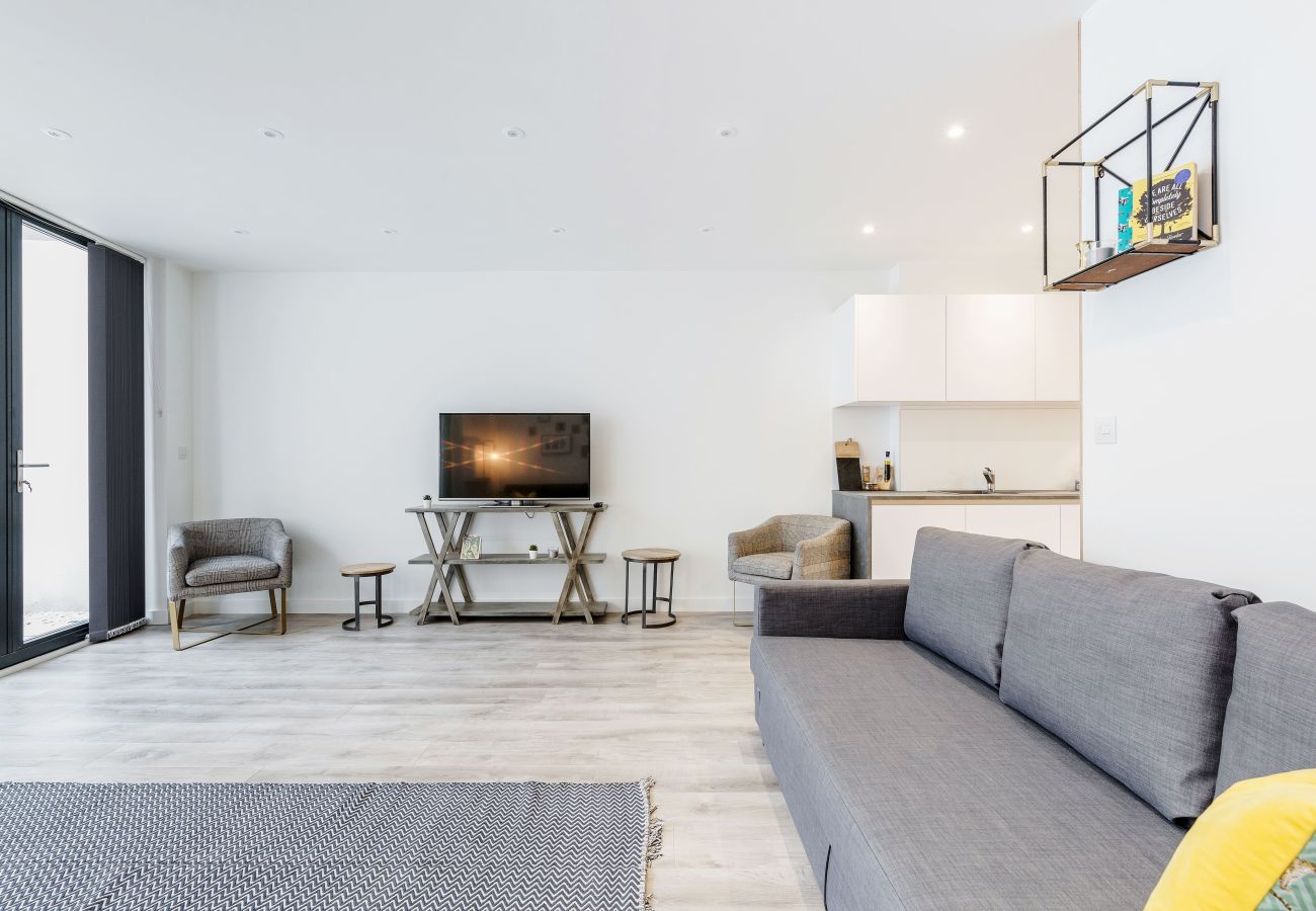 Apartment in London - Bermondsey Hideaway | Sleeps 8 | Wild Roses