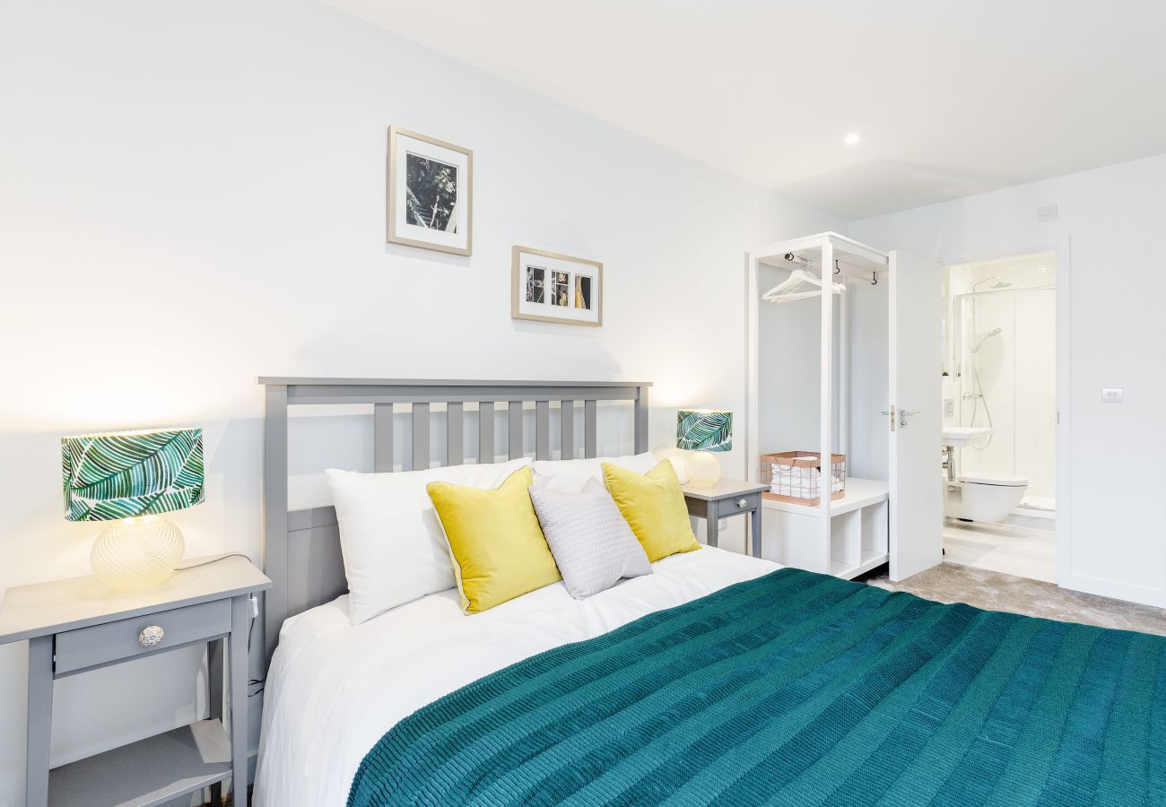 Apartment in London - Bermondsey Hideaway | Sleeps 8 | Wild Roses