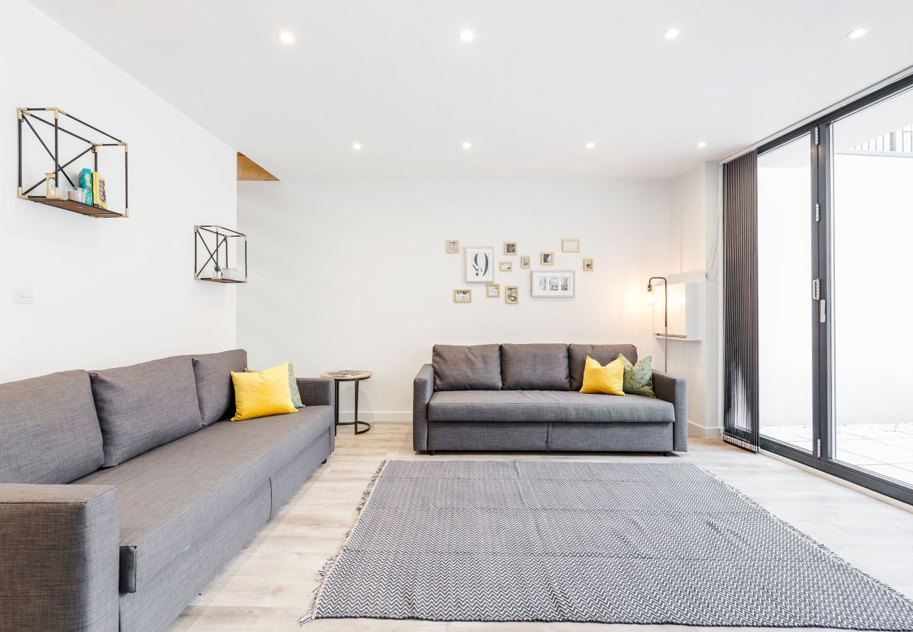 Apartment in London - Bermondsey Hideaway | Sleeps 8 | Wild Roses