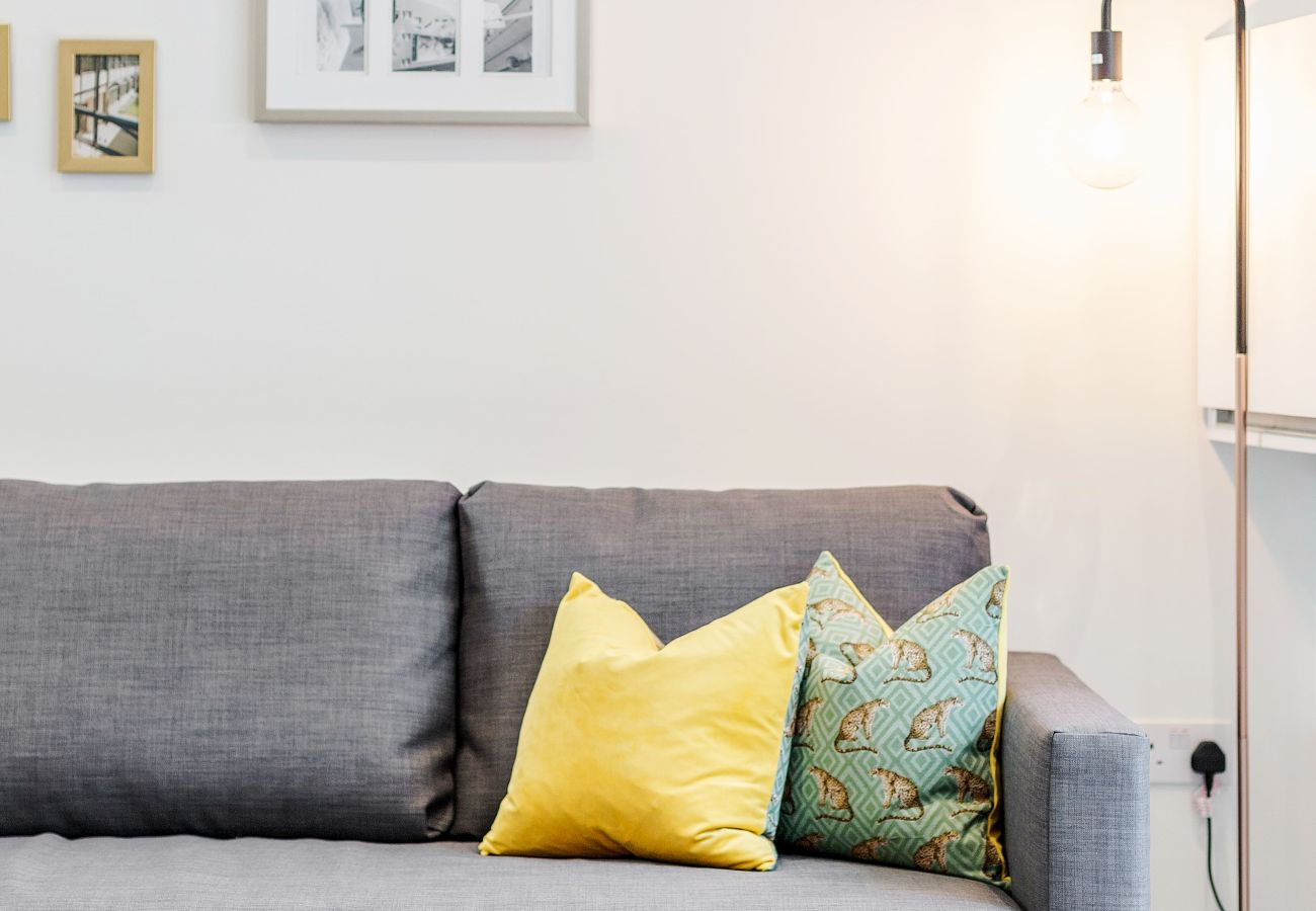 Apartment in London - Bermondsey Hideaway | Sleeps 8 | Wild Roses