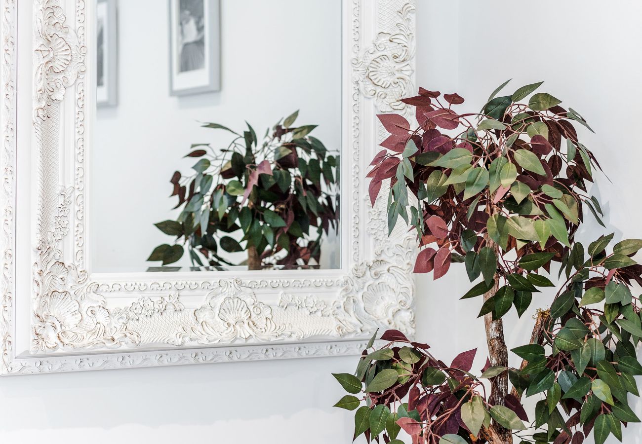 Apartment in London - Bermondsey Hideaway | Sleeps 8 | Wild Roses