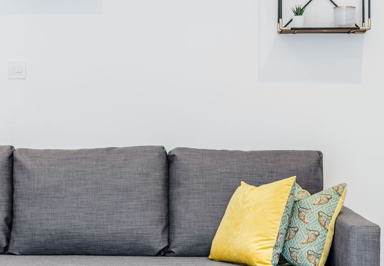 Apartment in London - Bermondsey Hideaway | Sleeps 8 | Wild Roses