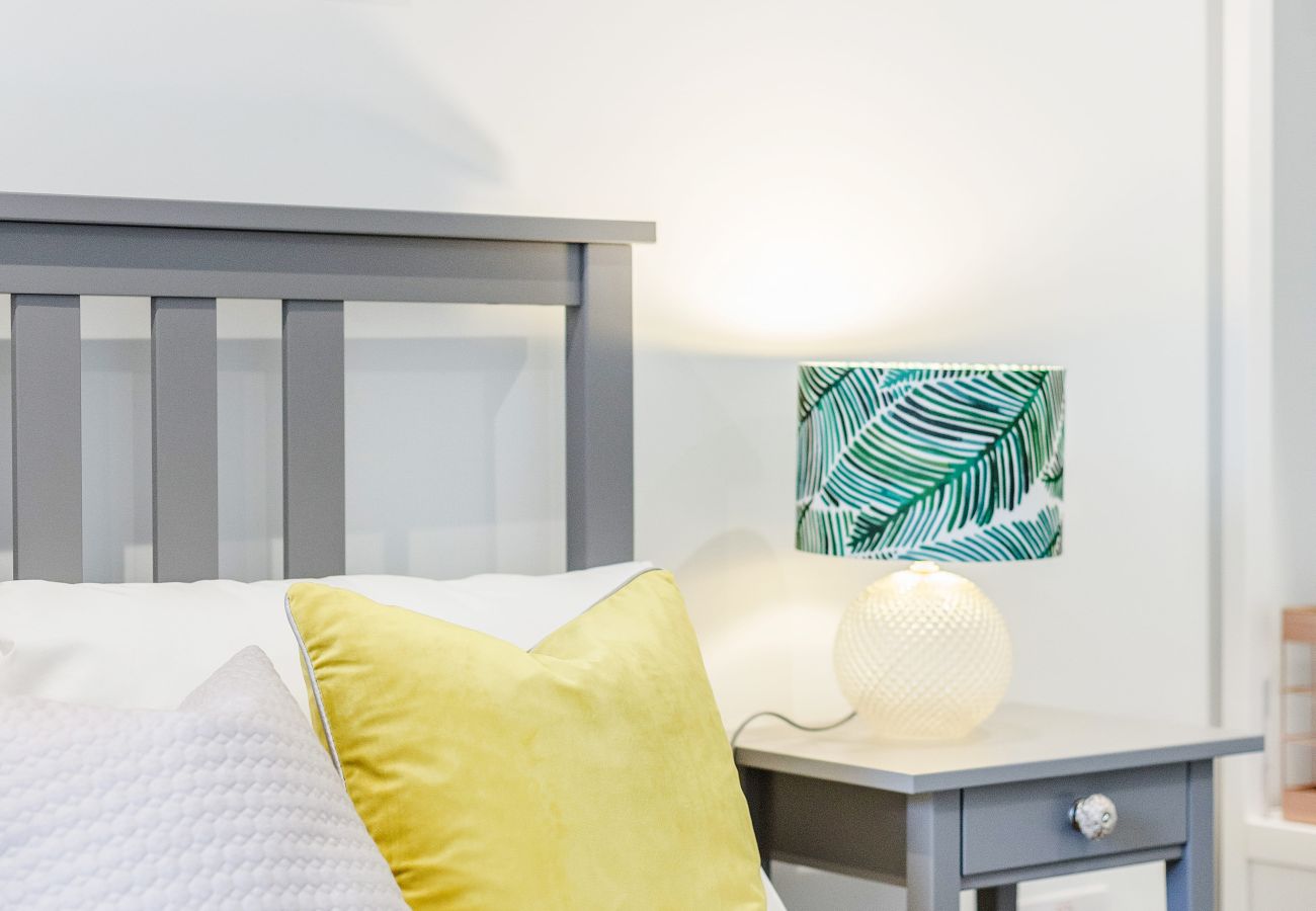 Apartment in London - Bermondsey Hideaway | Sleeps 8 | Wild Roses