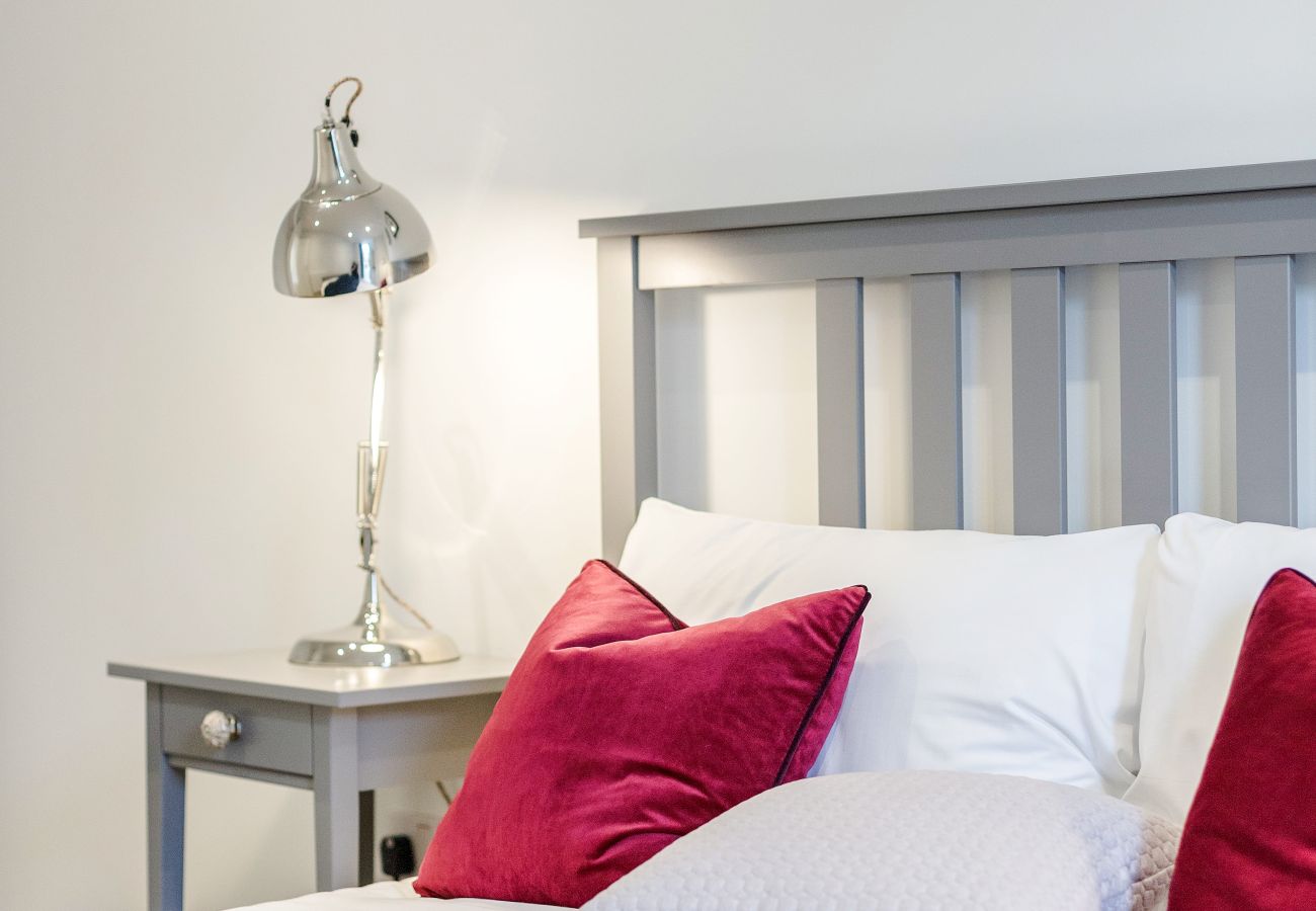 Apartment in London - Bermondsey Hideaway | Sleeps 8 | Wild Roses